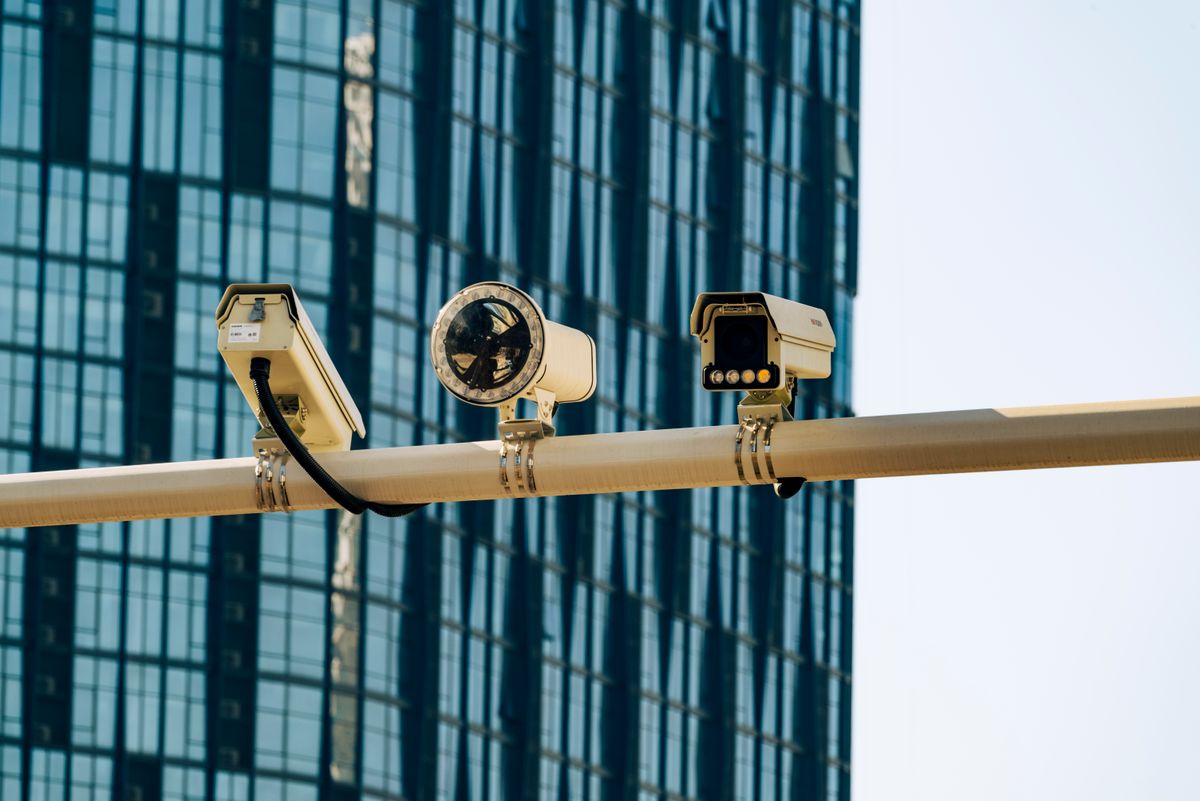 Cámaras de vigilancia instaladas en un edificio corporativo
