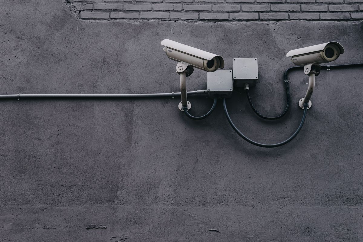 Cámaras de seguridad tipo bala instaladas en un muro