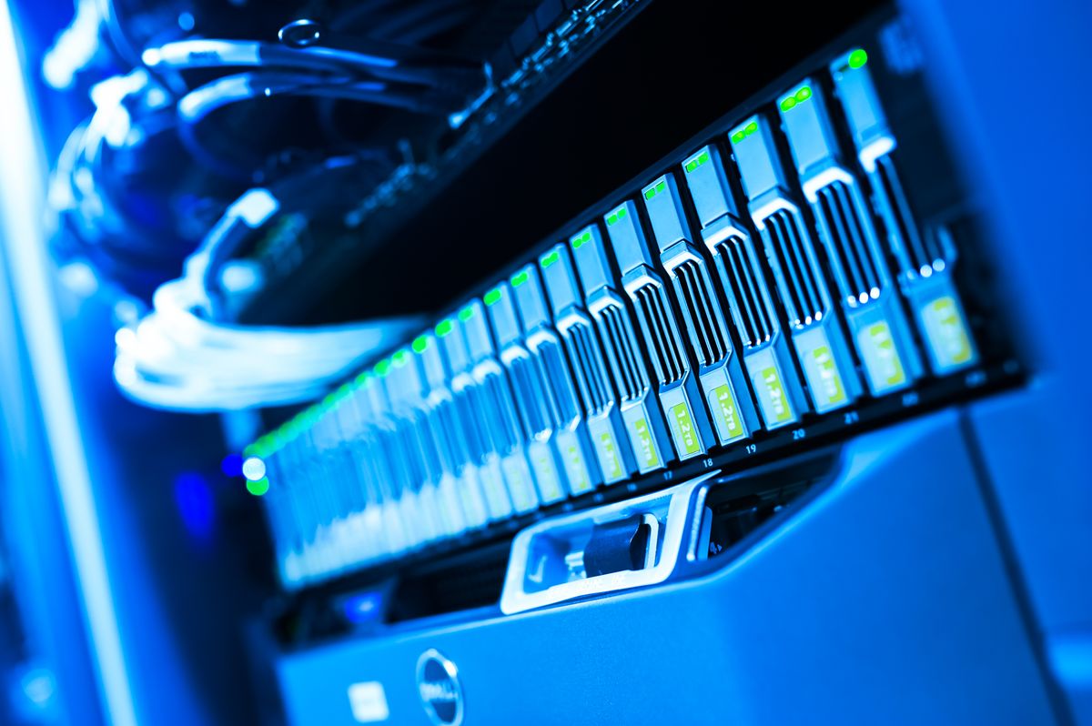 Rack de servidores con cableado estructurado