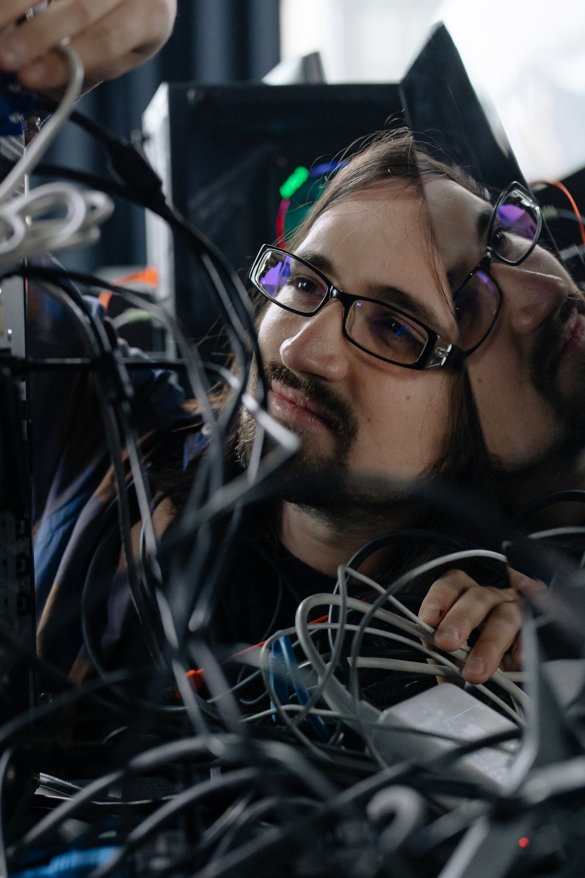 Técnico especializado trabajando en el cableado de redes